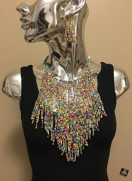 Ensemble collier à franges en perles multicolores et boucles d’oreilles à pompons