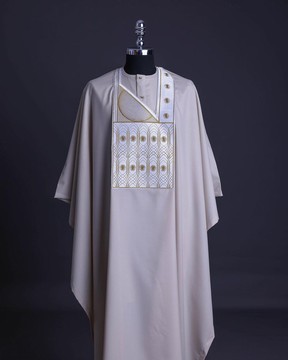 Une broderie en porcelaine, nuage et motif détaillant agbada