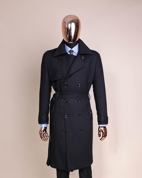 Une veste en laine trench vogue jorgecarli à revers en pointe noir anthracite et un pantalon noir Gurkha.