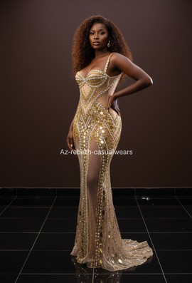 Robe de gala exquise à sequins dorés et cristaux