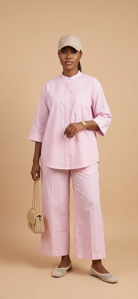 Ensemble deux pièces : tunique ample à col mandarin et pantalon assorti à jambes larges.