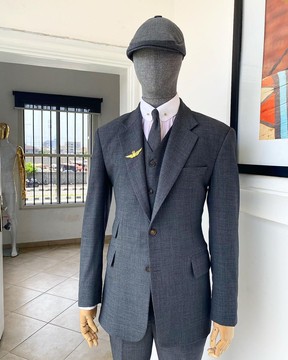 Un costume de Jorgecarli classique super 140's en tissu «Peaky Blinder» rechargé avec revers cranté gris ombre
