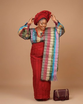 Ensemble iro et buba traditionnel en aso-oke à rayures rouge cramoisi et multicolores, avec gele et iborun assortis