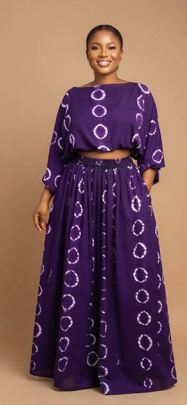 Ensemble élégant composé d’un crop top et d’une jupe maxi tie-dye violets et blancs