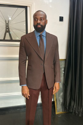 Le costume marron ajusté Ayo