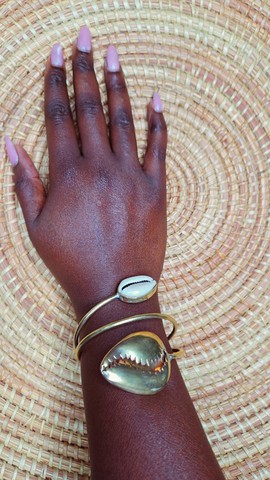 Bracelet en bronze et cauris