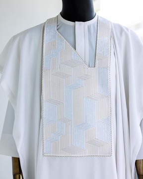 Une ligne de labyrinthe blanche et tombante détaille la broderie agbada