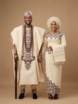 Ensemble traditionnel élégant en agbada crème et marron pour couple avec robe longue