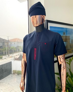 Un bleu marine, bouclé lié avec du vin paisley détaillant le caftan de sénateur traditionnel africain