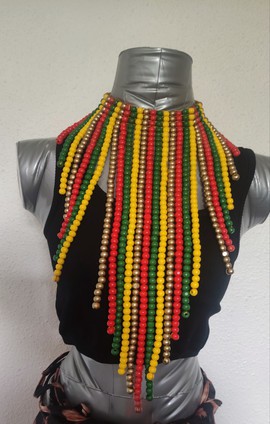 Collier ras de cou en perles de bois vert rouge jaune