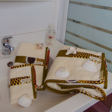 Lot de serviettes et un gant de toilette "Afrika" éponge beige Fait main