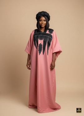 Boubou en crêpe rose poudré brodé