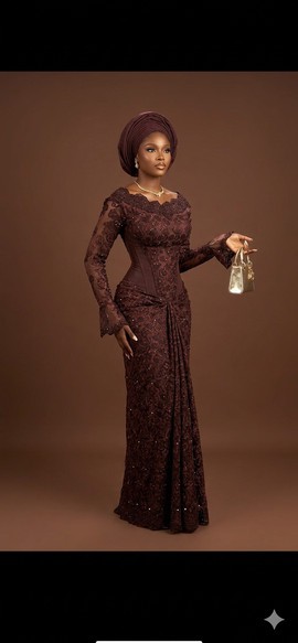 Robe en dentelle marron foncé ornée, au style royal