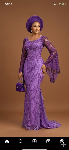 Robe en dentelle violette ornée de broderies
