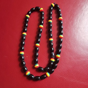 Collier rasta noir en perles Cameroun vert rouge jaune