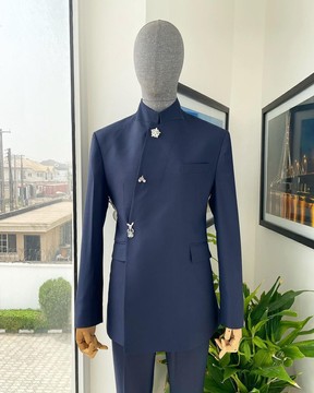 Un "parabellum", costume blazer à revers cranté et pantalon de smoking.