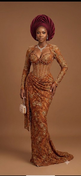 Robe en dentelle bronze ornée de broderies