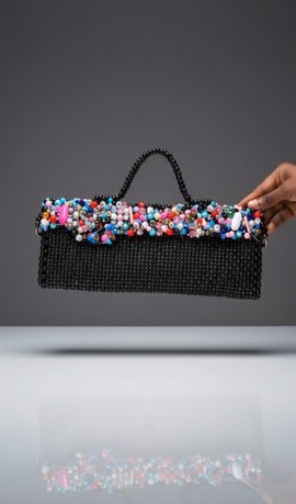 Pochette en perles The Midnight Mosaic, fabriquée en Afrique