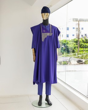 Un carré esthétique violet, labyrinthe, 1/4 détails de broderie agbada
