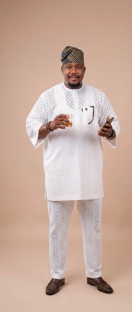 Ensemble de kaftan traditionnel blanc brodé pour homme
