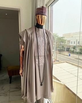 Un Agbada couleur Oignons clair, assorti au chapeau haoussa Fulani