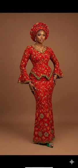 Ensemble péplum de luxe en dentelle écarlate et dorée