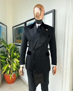 Un costume de smoking en jacquard à motif de gouttes de pluie noir anthracite, à triple boutonnage et en sache tombante