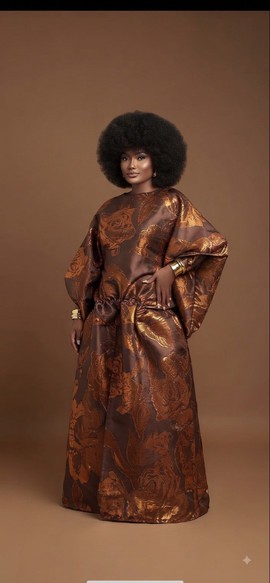 Robe en brocart métallisé marron et doré