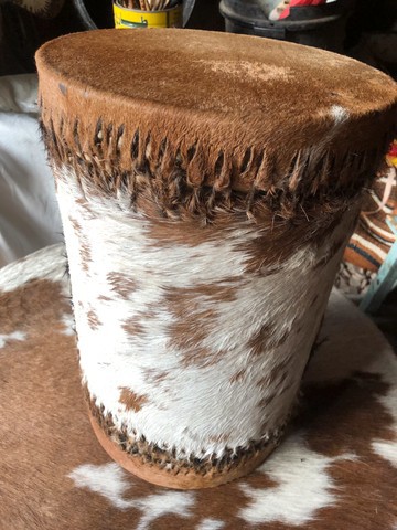 Table basse cylindrique en fourrure poilue d'inspiration africaine / table d'appoint vintage