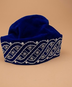 Bonnet traditionnel en velours bleu royal orné de perles pour homme
