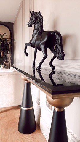 Cheval en bois fait à la main courbé / sculpture de cheval décor à la maison