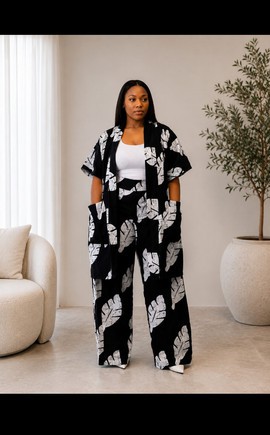 Ensemble kimono et pantalon large en imprimé feuille noir et blanc Ankara pour femme – tenue deux pièces