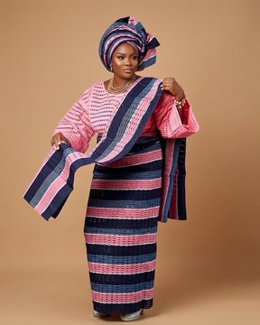 Ensemble traditionnel nigérian pour femme en aso-oke rayé rose et bleu marine, comprenant iro, buba, ipele et gele pré-noué