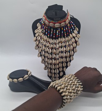 Parure de collier africain à col perlé, collier plastron, manchette et bracelet de cheville en cauris, bijoux artisanaux d’inspiration tribale pour une allure affirmée