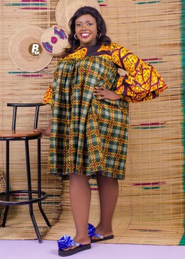 Robe courte avec empiècement et manches cloche