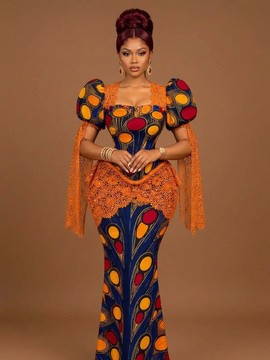 Robe sirène en Ankara avec corset, basque en dentelle et manches drapées à pans flottants