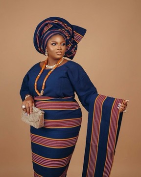 Ensemble traditionnel nigérian pour femme en aso oke rayé bleu et bordeaux, avec iro, buba, ipele et gele automatique