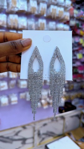 Boucles d’oreilles pendantes argentées scintillantes ornées de strass | Bijoux élégants de mariée et bijoux audacieux