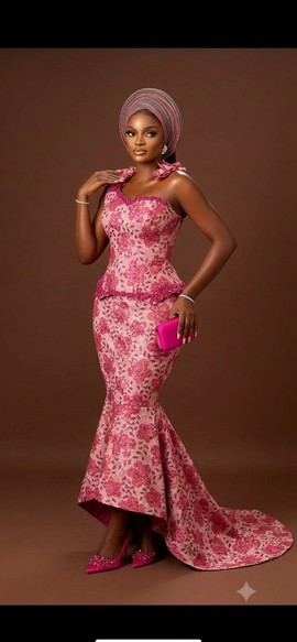 Ensemble composé d’un haut péplum en dentelle florale et d’une longue jupe