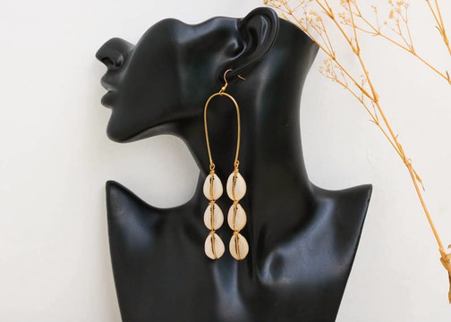 Boucles d’oreilles en coquille de cauri africaine, boucles d’oreilles Cowrie, boucles d’oreilles en coquillage de mer, boucles d’oreilles en laiton, cadeau de Noël