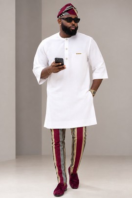 Ensemble de kaftan sénateur blanc pour homme avec pantalon à rayures bordeaux et casquette assortie – Tenue traditionnelle nigériane