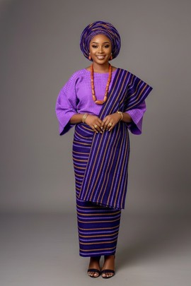 Tenue traditionnelle yoruba élégante en aso oke violet pour femmes – ensemble Gele, Iro et Buba