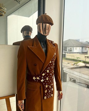 Trench croisé marron caramel en velours imbibé à revers en pointe.