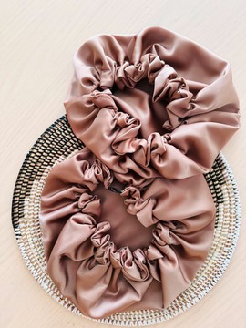 Bonnet en soie beige champagne