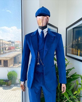 Un costume "peaky blinders" bleu marine, velours monochrome, tricoté main à revers crantés