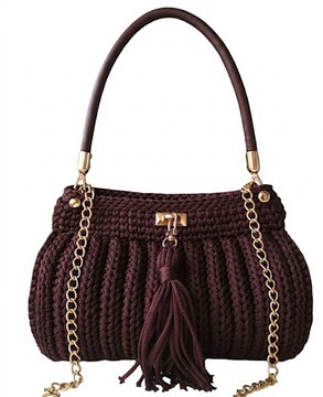 Sac hobo au crochet bordeaux profond — anse en cuir, chaîne dorée et pompon décoratif