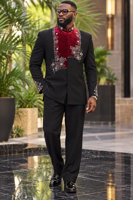 Élégante tenue safari noire avec un bordeaux