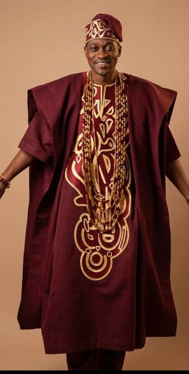 Ensemble Agbada et Fila yoruba royal bordeaux brodé de fil doré