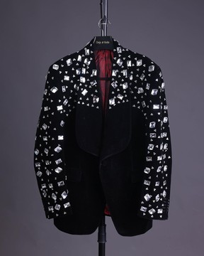 Un noir anthracite avec une vue dégagée sur le costume de smoking à revers châle en verre et pierre Swarovski.