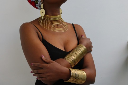 Parure de collier ras-du-cou africain en laiton pour femmes – Bijoux Maasai faits main avec braceletsjoncs